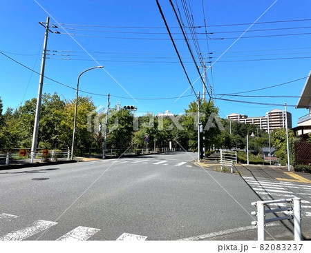 日本の車道と歩道の風景・道路 82083237