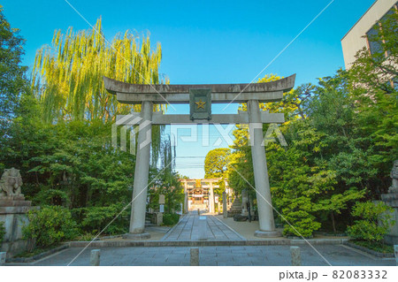 京都、晴明神社の鳥居から見える境内の風景 82083332