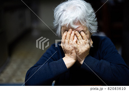 白髪の70代のシニア女性 82083610
