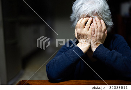 白髪の70代のシニア女性 82083611