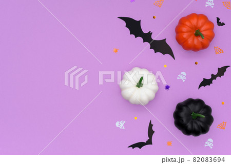 Halloween border made of different colors decorative pumpkins and bats. Halloween border made of different colors decorative pumpkins and bats. 82083694