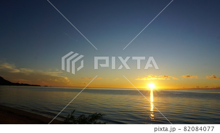 朝日と海 82084077