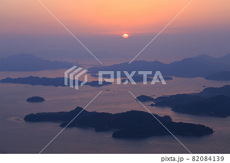 瀬戸内海のしまなみの夜明け 広島県三原市竜王山展望台 瀬戸内海のしまなみの夜明け 広島県三原市竜王山展望台 82084139