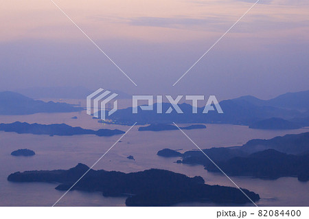 瀬戸内海のしまなみの夜明け　広島県三原市竜王山展望台 82084400