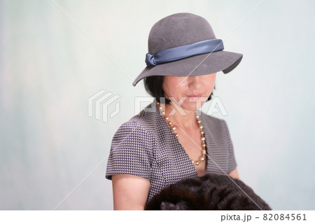帽子をかぶって毛皮を羽織る中年女性 82084561