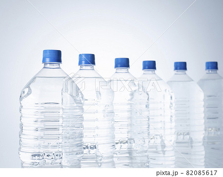 ペットボトル　水 82085617