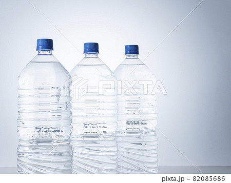 ペットボトル　水 82085686