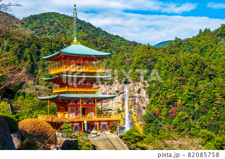 和歌山県　三重塔と那智の滝 82085758