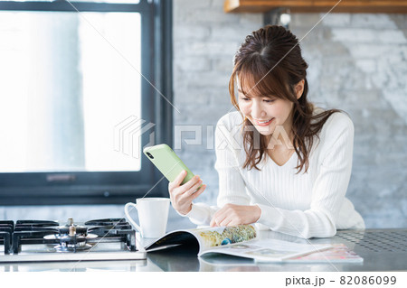 女性 スマホ スマートフォン キッチン ライフスタイル 女性 スマホ スマートフォン キッチン ライフスタイル 82086099