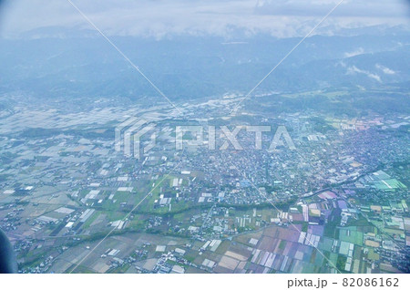 飛行機の窓から眺めた「高知平野」(ANA568便 機内/高知龍馬空港→羽田空港) 飛行機の窓から眺めた「高知平野」(ANA568便 機内/高知龍馬空港→羽田空港) 82086162