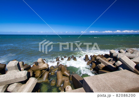 台風一過の富山湾 富山県入善町沿岸の九月の海岸線 台風一過の富山湾 富山県入善町沿岸の九月の海岸線 82086200