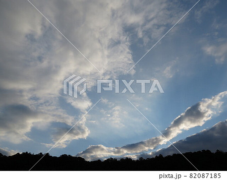 細長い雲と薄い雲と山並み 82087185