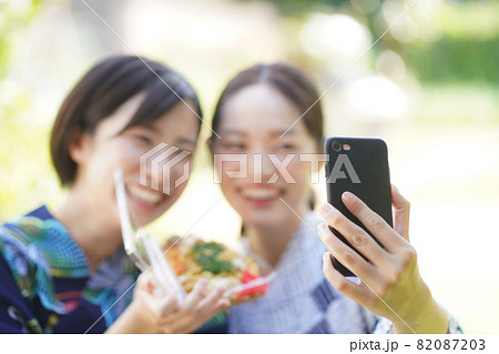 自撮りする女性 82087203