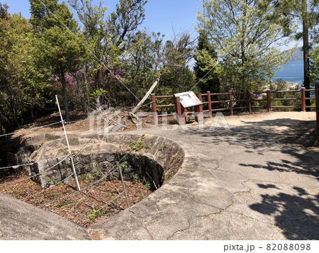 《うさぎの島（大久野島）南部照明所跡と案内板（説明板）》（広島県　竹原市） 82088098