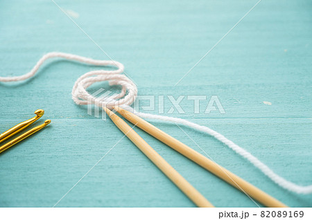 編み物 編み針と毛糸 編み物 編み針と毛糸 82089169