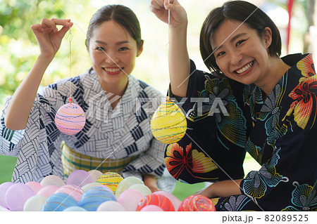 ヨーヨー釣りを楽しむ女性 82089525