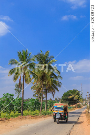 インド_トゥトゥクのある絶景風景 82089723