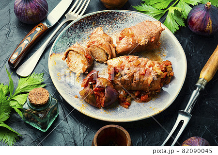 Chicken rolls with figs 82090045