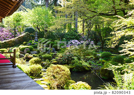 新緑の京都大原三千院で聚碧園の池庭が美しい 新緑の京都大原三千院で聚碧園の池庭が美しい 82090343