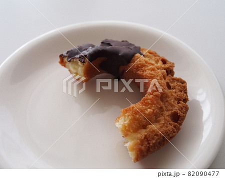 半分齧られたチョコレートがけドーナツ 82090477