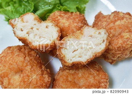 crispy fried mashed shrimp cake coating flake bread and flour dipping with sweet plum sauce 82090943