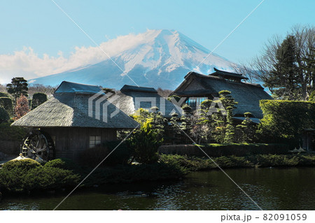 かやぶき屋根と富士山 82091059