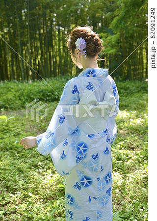 緑の森林と浴衣を着た若い女性の後ろ姿 緑の森林と浴衣を着た若い女性の後ろ姿 82091249