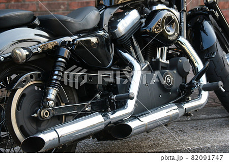 駐車中のオートバイ 82091747