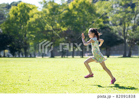 芝生で走る少女 82091838