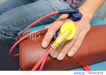 指の痛みを低周波治療器で治療する 82092676