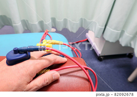 指の痛みを低周波治療器で治療する 指の痛みを低周波治療器で治療する 82092678