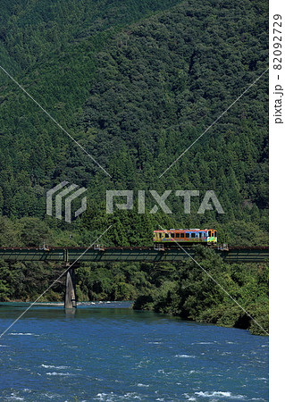 根尾川を渡る樽見鉄道 82092729