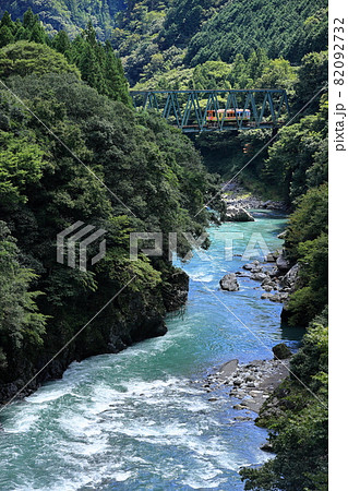 根尾川を渡る樽見鉄道 82092732
