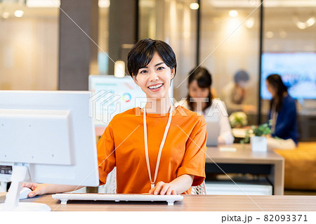 オフィスのビジネスウーマン　撮影協力：WEEK芝大門（サンフロンティア不動産） 82093371