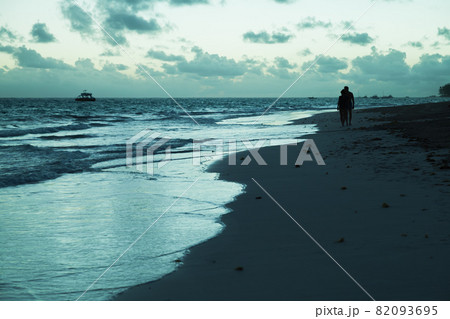 Morning beach landscape with walking couple 82093695