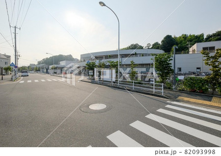 日吉本町駅の前の道路と太陽 82093998