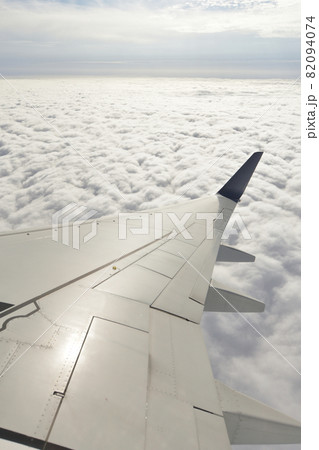 雲の上を飛行する旅客機からの眺め 82094074