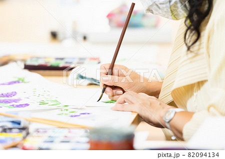 カルチャーセンターで絵を習う女性 82094134