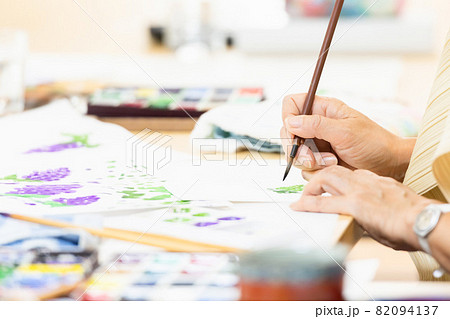 カルチャーセンターで絵を習う女性 82094137