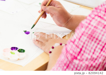 カルチャーセンターで絵を習う女性 カルチャーセンターで絵を習う女性 82094142