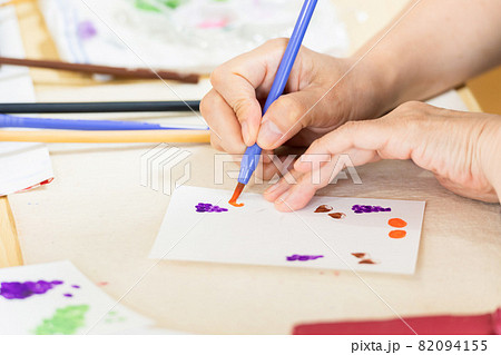 カルチャーセンターで絵を習う女性 カルチャーセンターで絵を習う女性 82094155