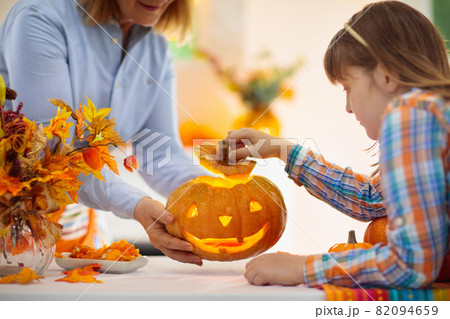 Family carving pumpkin for Halloween 82094659