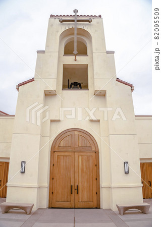 Front entrance to a white washed modern church 82095509