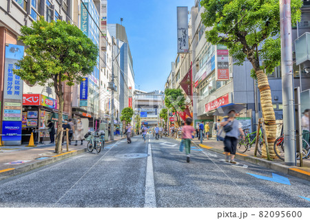 東京世田谷三軒茶屋の都市風景 茶沢通り 東京世田谷三軒茶屋の都市風景 茶沢通り 82095600