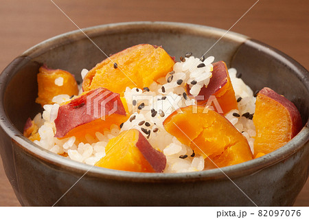 サツマイモの炊き込みご飯 82097076