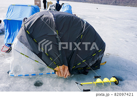 氷上ワカサギ釣り カタツムリテントの写真素材 [82097421] - PIXTA