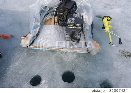 氷上ワカサギ釣り カタツムリテントの写真素材 [82097424] - PIXTA