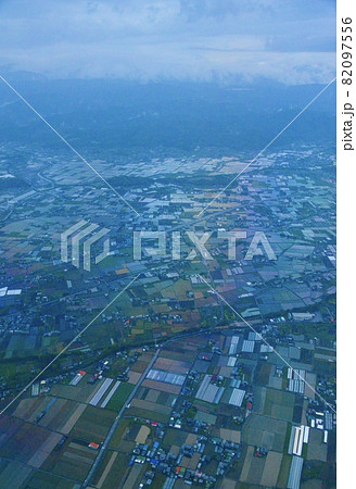 飛行機の窓から眺めた高知市の街並み（ANA568便 機内／高知龍馬空港→羽田空港） 82097556