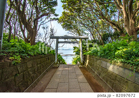 茨城県ひたちなか市にある酒列磯前神社参道の途中にある海の見える鳥居 茨城県ひたちなか市にある酒列磯前神社参道の途中にある海の見える鳥居 82097672