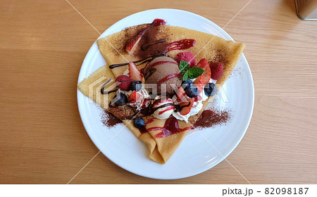 チョコレートアイスとフルーツのクレープ 82098187